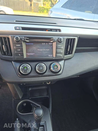 2018 Toyota RAV4 LE – miniatura 10