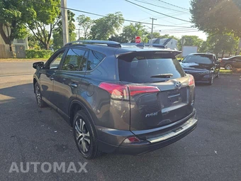 2018 Toyota RAV4 LE – miniatura 2