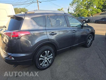 2018 Toyota RAV4 LE – miniatura 3