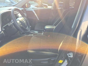 2018 Toyota RAV4 LE – miniatura 6