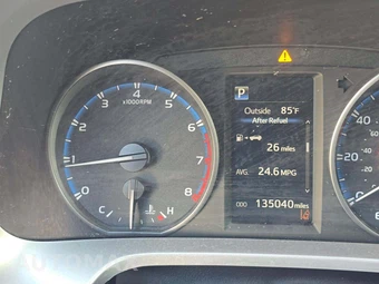 2018 Toyota RAV4 LE – miniatura 9