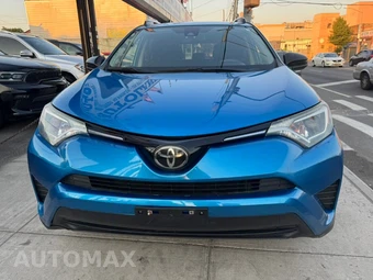 2018 Toyota RAV4 LE - miniatura 3