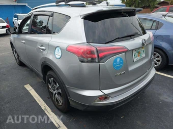 2018 Toyota RAV4 LE – miniatura 2