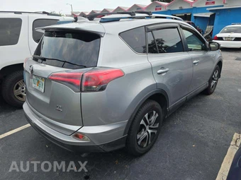 2018 Toyota RAV4 LE – miniatura 3