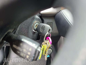 2018 Toyota RAV4 LE – miniatura 8