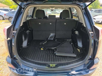 2018 Toyota RAV4 LE – miniatura 11