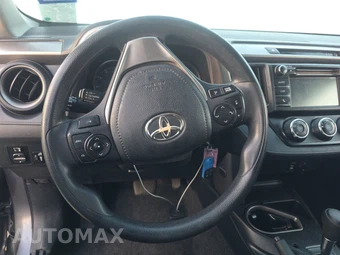 2018 Toyota RAV4 LE – miniatura 10