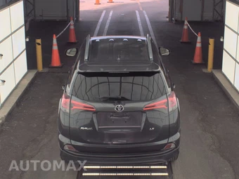 2018 Toyota RAV4 LE – miniatura 5
