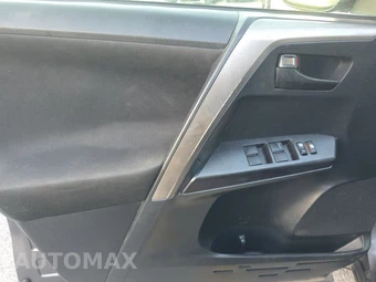 2018 Toyota RAV4 LE – miniatura 9