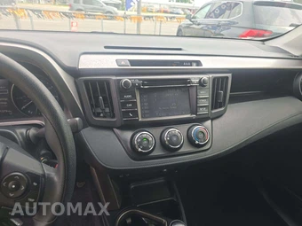 2018 Toyota RAV4 LE – miniatura 7