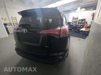 2018 Toyota RAV4 LE – miniatura 3