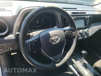 2018 Toyota RAV4 LE – miniatura 10