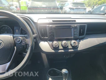 2018 Toyota RAV4 LE – miniatura 11