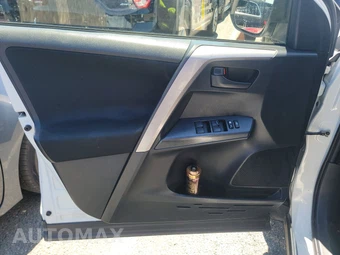 2018 Toyota RAV4 LE – miniatura 9