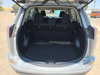 2018 Toyota RAV4 LE - miniatura 11