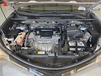 2018 Toyota RAV4 LE – miniatura 12