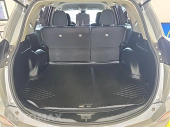 2018 Toyota RAV4 LE – miniatura 13