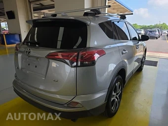 2018 Toyota RAV4 LE – miniatura 4