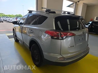 2018 Toyota RAV4 LE – miniatura 6