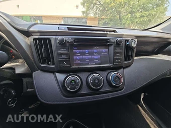 2018 Toyota RAV4 LE – miniatura 10