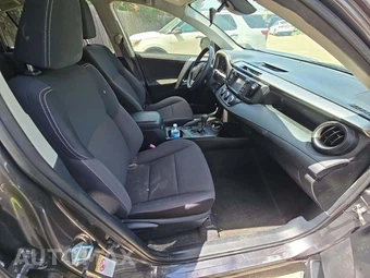 2018 Toyota RAV4 LE – miniatura 18