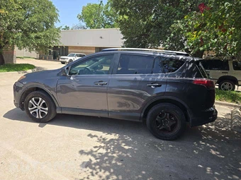 2018 Toyota RAV4 LE – miniatura 2