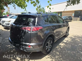 2018 Toyota RAV4 LE – miniatura 3