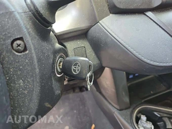 2018 Toyota RAV4 LE – miniatura 8