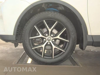 2018 Toyota RAV4 SE – miniatura 9