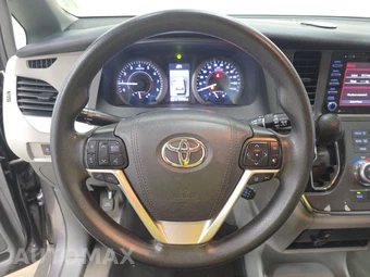 2018 Toyota Sienna LE 8-Passenger 119.3" WB - miniatura 10