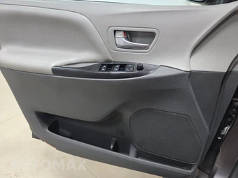 2018 Toyota Sienna LE 8-Passenger 119.3" WB - miniatura 9