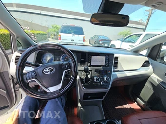 2018 Toyota Sienna LE 8-Passenger 119.3" WB - miniatura 11