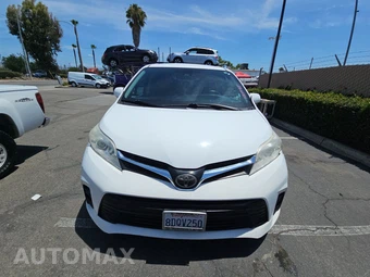 2018 Toyota Sienna LE 8-Passenger 119.3" WB - miniatura 2