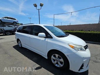 2018 Toyota Sienna LE 8-Passenger 119.3" WB - miniatura 3