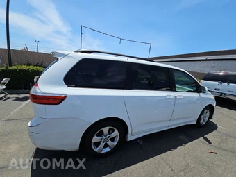 2018 Toyota Sienna LE 8-Passenger 119.3" WB - miniatura 4