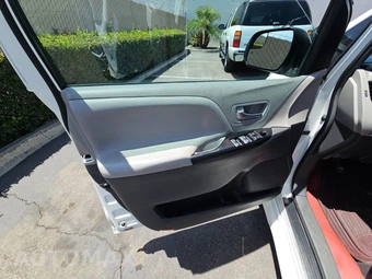 2018 Toyota Sienna LE 8-Passenger 119.3" WB - miniatura 9