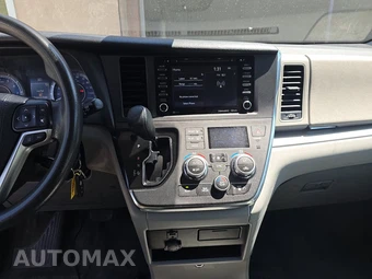 2018 Toyota Sienna LE 8-Passenger 119.3" WB - miniatura 11