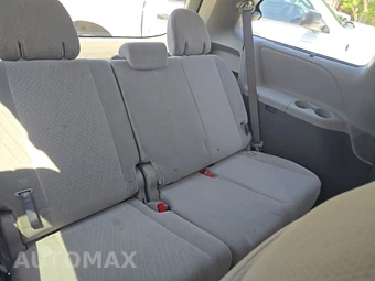 2018 Toyota Sienna LE 8-Passenger 119.3" WB - miniatura 14