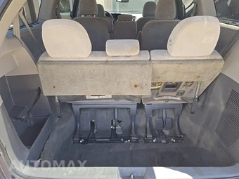2018 Toyota Sienna LE 8-Passenger 119.3" WB - miniatura 18