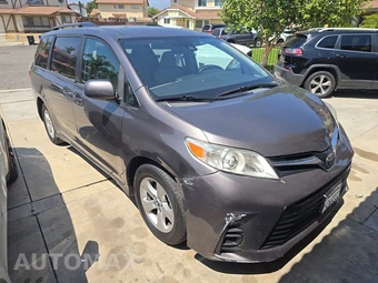 2018 Toyota Sienna LE 8-Passenger 119.3" WB - miniatura 3