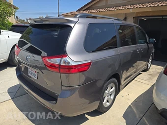 2018 Toyota Sienna LE 8-Passenger 119.3" WB - miniatura 4