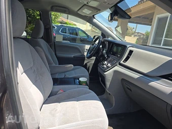 2018 Toyota Sienna LE 8-Passenger 119.3" WB - miniatura 8