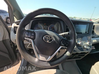 2018 Toyota Sienna LE 8-Passenger 119.3" WB - miniatura 10