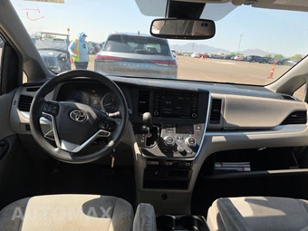 2018 Toyota Sienna LE 8-Passenger 119.3" WB - miniatura 11