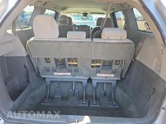 2018 Toyota Sienna LE 8-Passenger 119.3" WB - miniatura 17