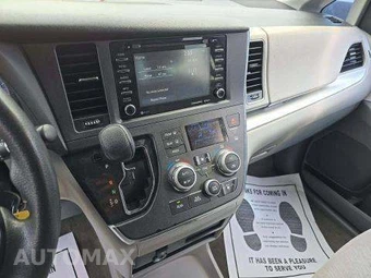 2018 Toyota Sienna LE 8-Passenger 119.3" WB - miniatura 10