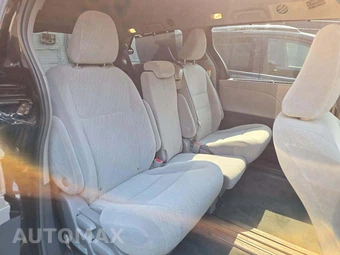 2018 Toyota Sienna LE 8-Passenger 119.3" WB - miniatura 17