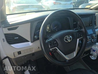 2018 Toyota Sienna LE 8-Passenger 119.3" WB - miniatura 10