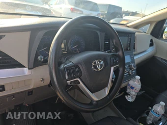 2018 Toyota Sienna LE 8-Passenger 119.3" WB - miniatura 11