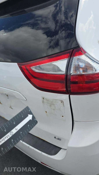 2018 Toyota Sienna LE 8-Passenger 119.3" WB - miniatura 22